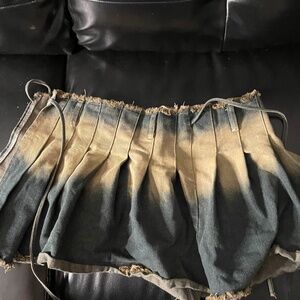 DENIM WASHED RAW HEM PLEATED KNOTTED MINI SKIRT